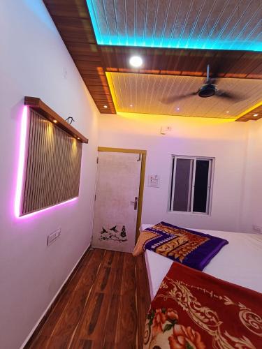 a room with a bed and a door to a bedroom at Hotel shree jagannath palace in Ujjain