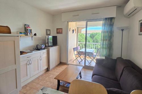 Bright apartment with balcony and swimming pool