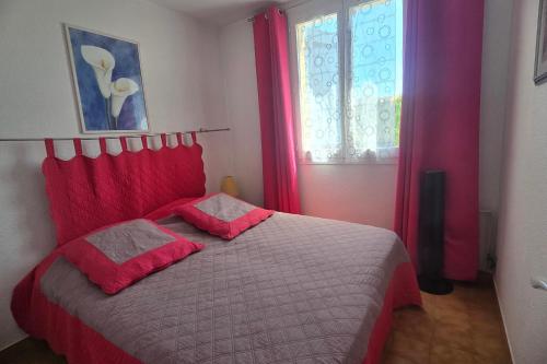 Bright apartment with balcony and swimming pool