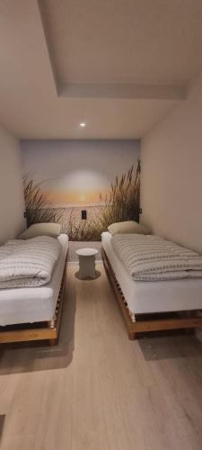 two twin beds in a room with at Strandvilla Zeegloed in Sint-Idesbald