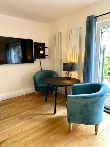 a living room with a table and two chairs and a table and a couch at Elbsleep in Dömitz