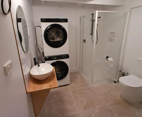 a bathroom with a washing machine and a washer at Fairview Retreat in Clunes