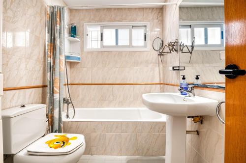a bathroom with a sink and a toilet and a bath tub at Escondite Brisa Marina in Calpe