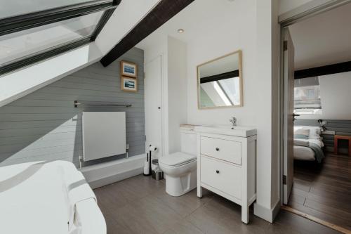 The Old Coach House, Luxury Harbourside Apartment photo 29