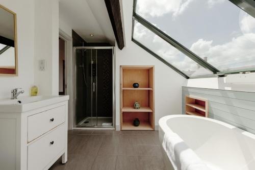 The Old Coach House, Luxury Harbourside Apartment photo 30