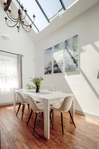 The Old Coach House, Luxury Harbourside Apartment photo 15