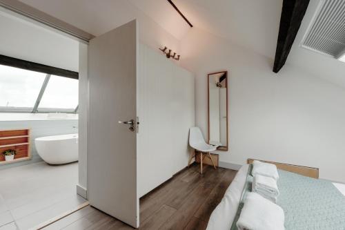 The Old Coach House, Luxury Harbourside Apartment photo 27