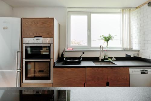 The Old Coach House, Luxury Harbourside Apartment photo 5