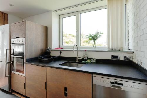 The Old Coach House, Luxury Harbourside Apartment photo 12
