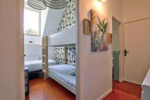 a room with two bunk beds and a window at Maison bretonne de charme in Plumergat
