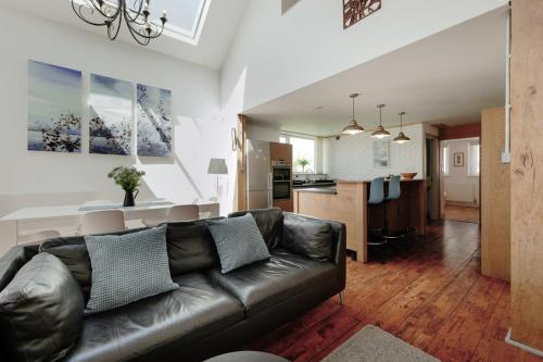 The Old Coach House, Luxury Harbourside Apartment photo 3