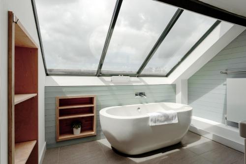 The Old Coach House, Luxury Harbourside Apartment photo 6