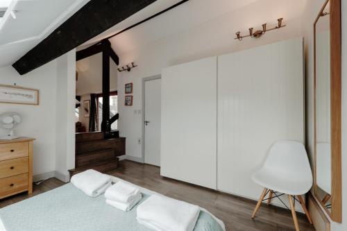The Old Coach House, Luxury Harbourside Apartment photo 24