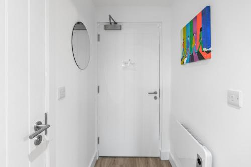 Stylish City Apartment with Juliette Balcony, Retro Games & Fast WiFi photo 14