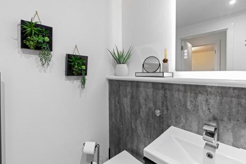 Stylish City Apartment with Juliette Balcony, Retro Games & Fast WiFi photo 4