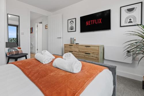 Stylish City Apartment with Juliette Balcony, Retro Games & Fast WiFi photo 15