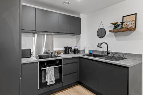 Stylish City Apartment with Juliette Balcony, Retro Games & Fast WiFi photo 11