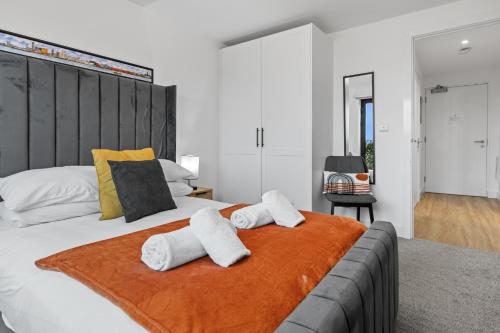 Stylish City Apartment with Juliette Balcony, Retro Games & Fast WiFi photo 7