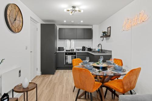 Stylish City Apartment with Juliette Balcony, Retro Games & Fast WiFi photo 10