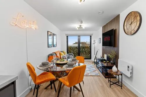 Stylish City Apartment with Juliette Balcony, Retro Games & Fast WiFi photo 1