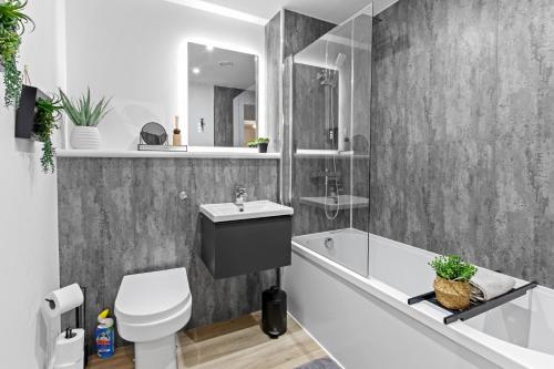 Stylish City Apartment with Juliette Balcony, Retro Games & Fast WiFi photo 8