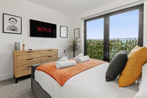 Stylish City Apartment with Juliette Balcony, Retro Games & Fast WiFi photo 17