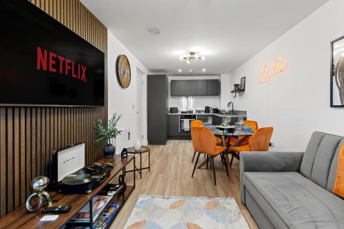Stylish City Apartment with Juliette Balcony, Retro Games & Fast WiFi photo 6