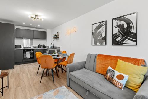 Stylish City Apartment with Juliette Balcony, Retro Games & Fast WiFi photo 19