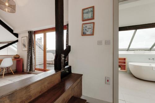The Old Coach House, Luxury Harbourside Apartment photo 31