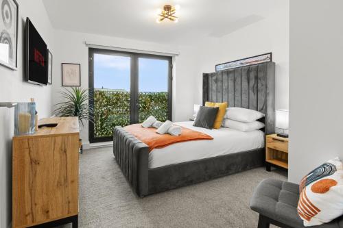 Stylish City Apartment with Juliette Balcony, Retro Games & Fast WiFi photo 3