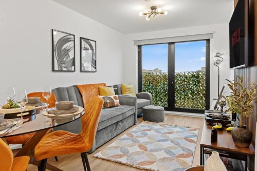Stylish City Apartment with Juliette Balcony, Retro Games & Fast WiFi photo 5