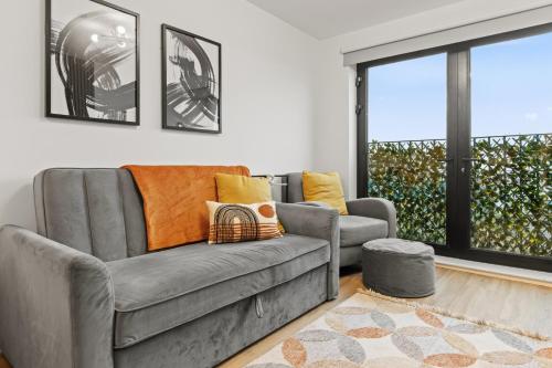 Stylish City Apartment with Juliette Balcony, Retro Games & Fast WiFi photo 18