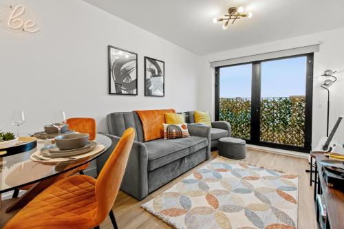 Stylish City Apartment with Juliette Balcony, Retro Games & Fast WiFi photo 9