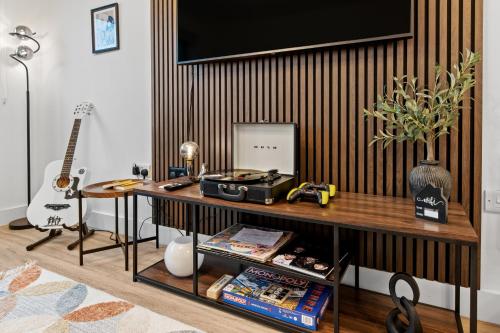 Stylish City Apartment with Juliette Balcony, Retro Games & Fast WiFi photo 12