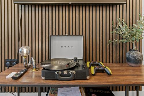 Stylish City Apartment with Juliette Balcony, Retro Games & Fast WiFi photo 21