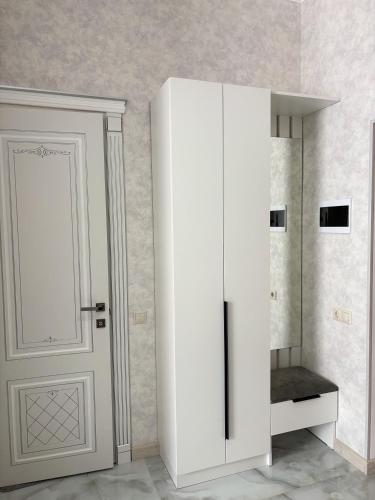 ein Zimmer mit einer weißen Tür und einem Spiegel in der Unterkunft Luxury Leo Apartment Sevan in Sewan