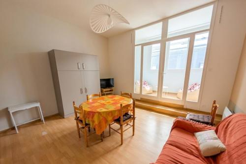 Centrally located apartment 50m from the beach