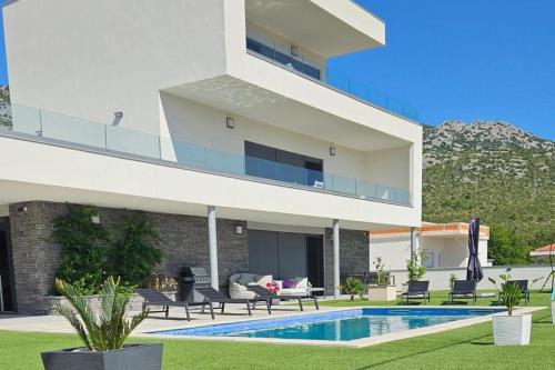 Seaview 8 Bed Villa Sleeps 16 - Pool & Hot tub