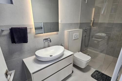 Seaview 8 Bed Villa Sleeps 16 - Pool & Hot tub