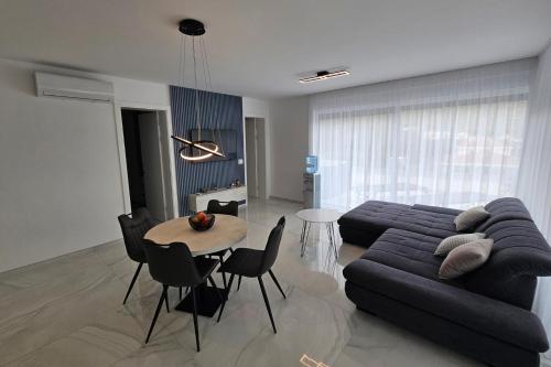 Seaview 8 Bed Villa Sleeps 16 - Pool & Hot tub