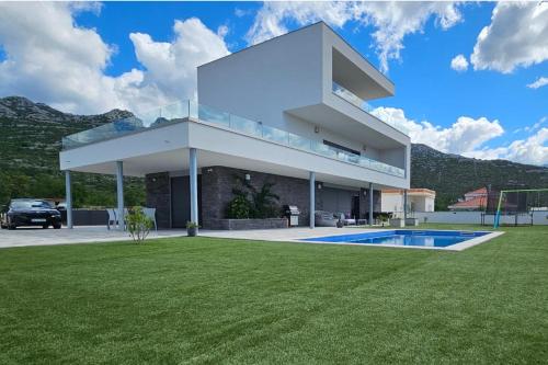 Seaview 8 Bed Villa Sleeps 16 - Pool & Hot tub