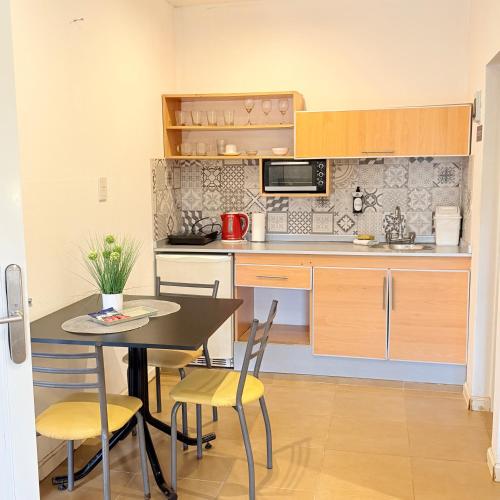 a small kitchen with a table and chairs at G6 Monoambiente King con Cochera en Villa Ángela in Villa Ángela