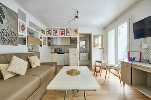 Abbesses 18th Bright Studio with Private Courtyard by Mey Agency