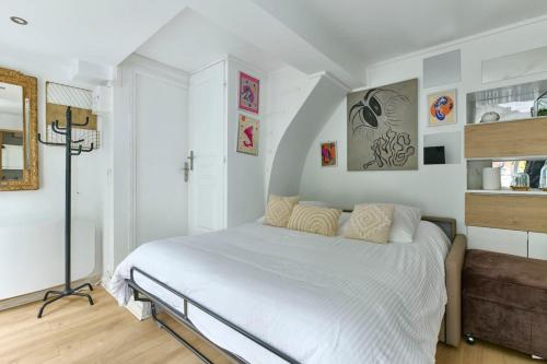 Abbesses 18th Bright Studio with Private Courtyard by Mey Agency