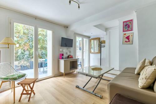 Abbesses 18th Bright Studio with Private Courtyard by Mey Agency