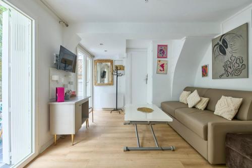 Abbesses 18th Bright Studio with Private Courtyard by Mey Agency
