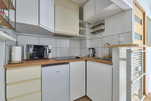 Abbesses 18th Bright Studio with Private Courtyard by Mey Agency