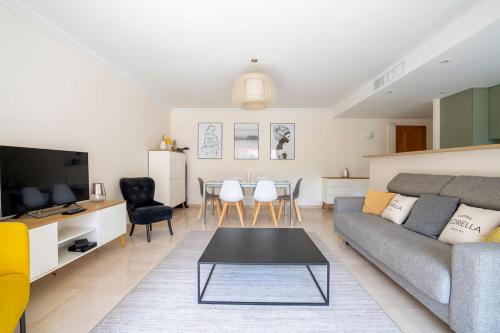 LE CORAIL spacieux avec beau et ample balcon, au centre, idéal pour familles et petits groupes