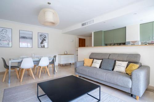 LE CORAIL spacieux avec beau et ample balcon, au centre, idéal pour familles et petits groupes
