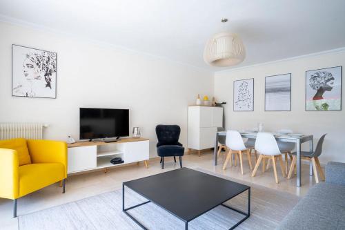 LE CORAIL spacieux avec beau et ample balcon, au centre, idéal pour familles et petits groupes